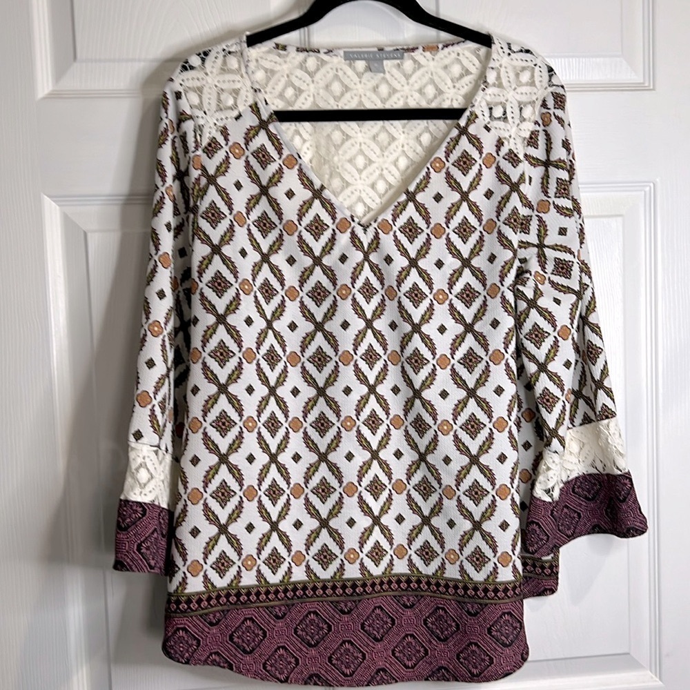 Valerie Stevens Women’s geometric pattern top with lace Size XL